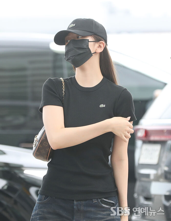 [E-Photo] IVE ANYUJIN 'Only Her Eyes Visible Between Mask & Cap'