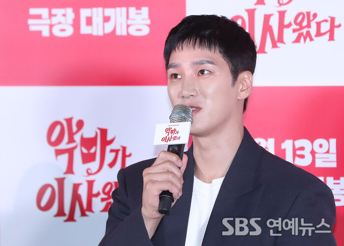 [E-Photo] Ahn Bo-hyun: Meet 'Pretty Crazy' at the Theater