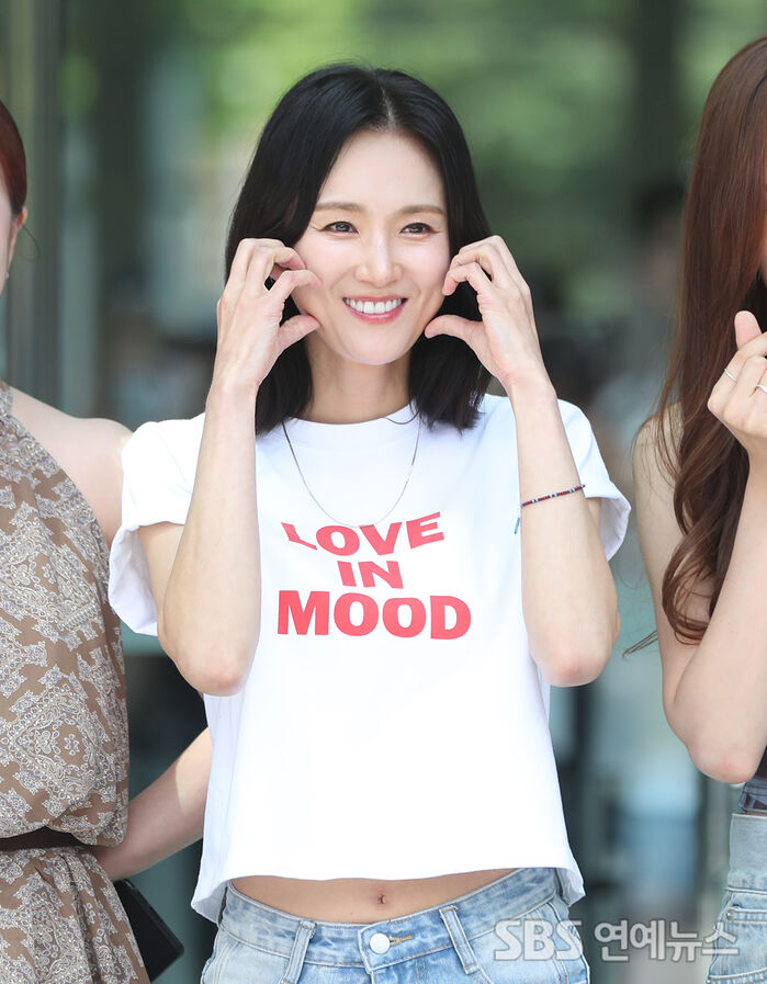 [E-Photo] Baby V.O.X's Lee Hee-jin, 'All Love with a Finger Heart'
