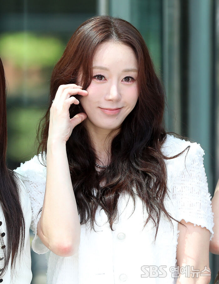 [E-Photo] Baby V.O.X's Kim E Z, 'The Eldest Sister's Cute Heart Gesture'
