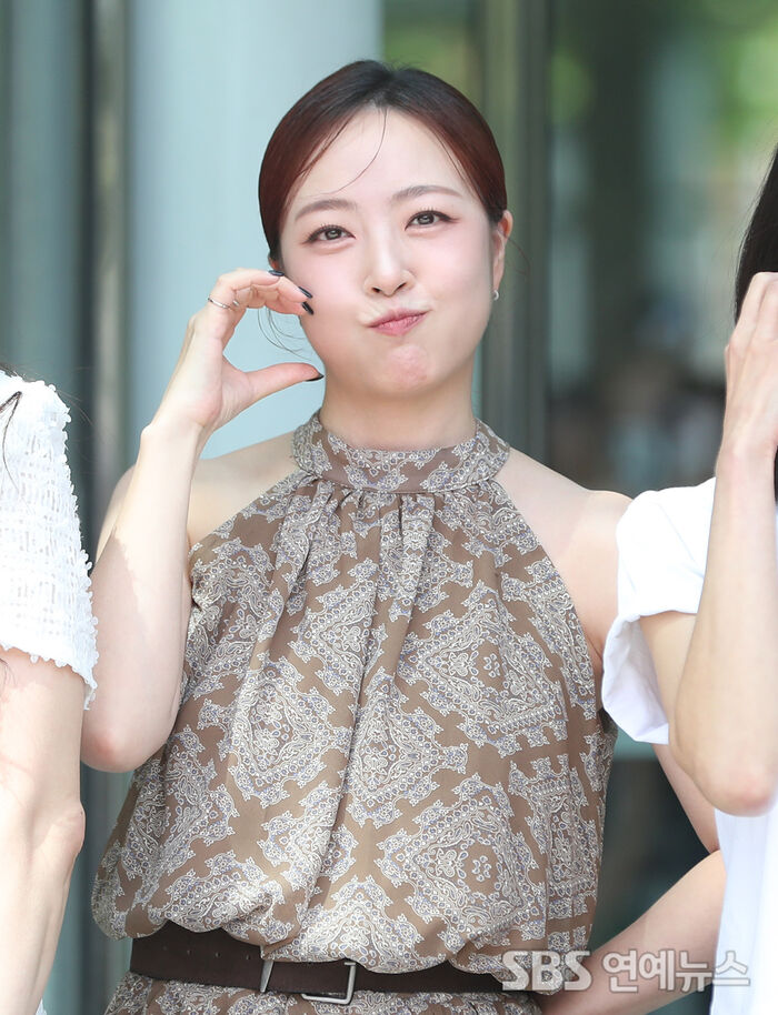 [E-Photo] Baby V.O.X's Shim Eun Jin, 'Cheeky Heart Pose'