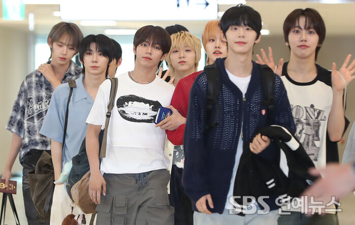 [E-Photo] AHOF, 'Heading to Japan to Win Over Fans'