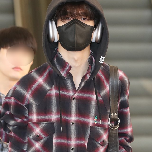 E-Photo] NCT DREAM's JISUNG, 'Blocking Out the Noise with Headphones'