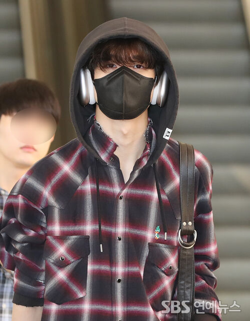 E-Photo] NCT DREAM's JISUNG, 'Blocking Out the Noise with Headphones'