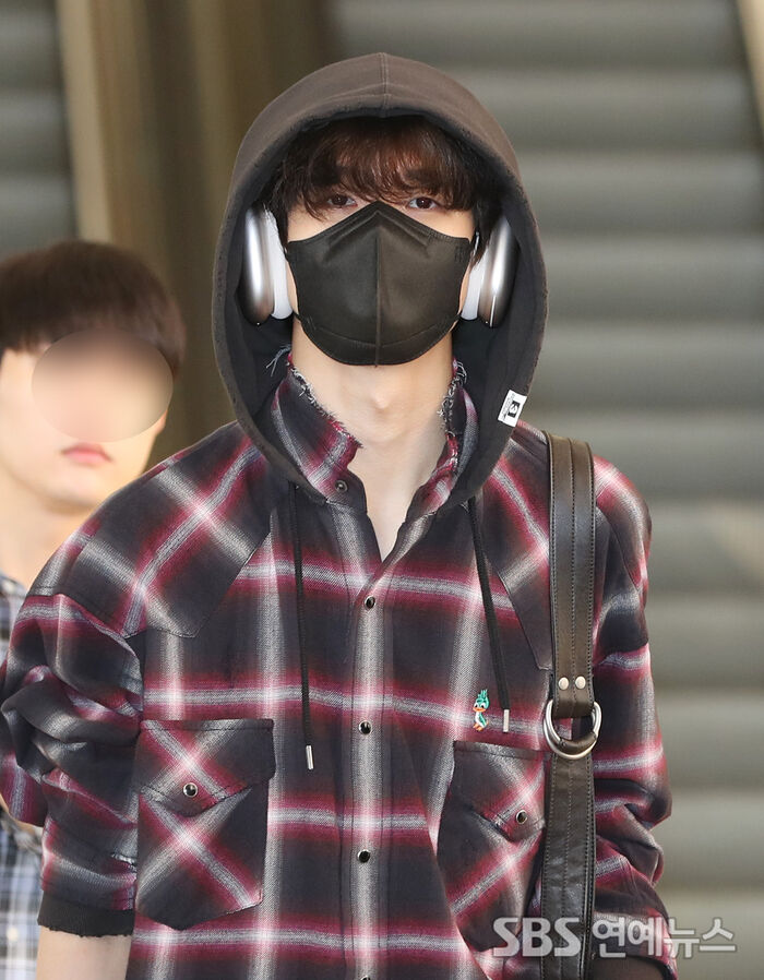 [E-Photo] NCT DREAM's JISUNG, 'Blocking Out the Noise with Headphones'