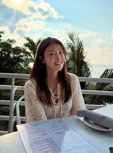Lee Si-young Apologizes for Unmannerly Video at a US Restaurant: "Sorry, I'll Be More Careful in the Future"