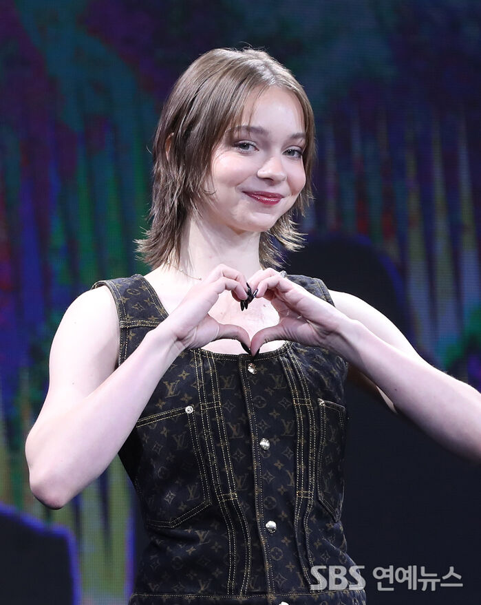 [E-Photo] Emma Myers Sends a Heart to Her Korean Fans