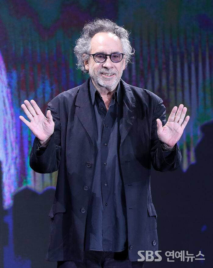 [E-Photo] Director Tim Burton Visits Korea for Series 'WEDNESDAY'