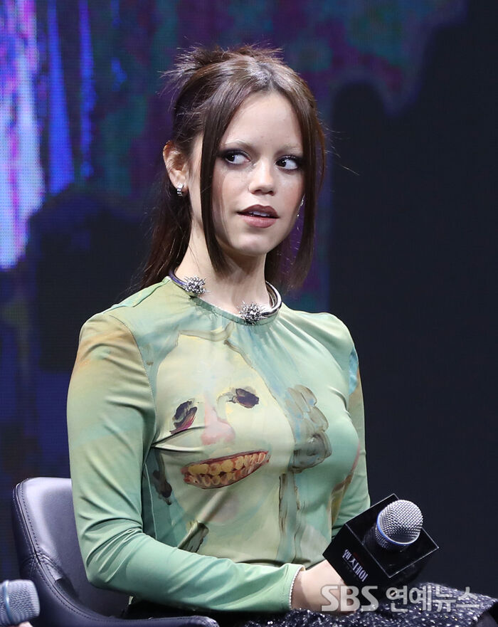 [E-Photo] Jenna Ortega, 'The Chic Essence of WEDNESDAY'