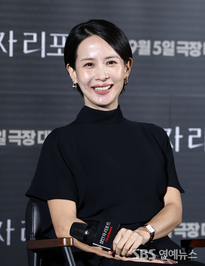 [E-Photo] Cho Yeojeong Greets Fans with 'Murderer Report' Following 'My Daughter is a Zombie'