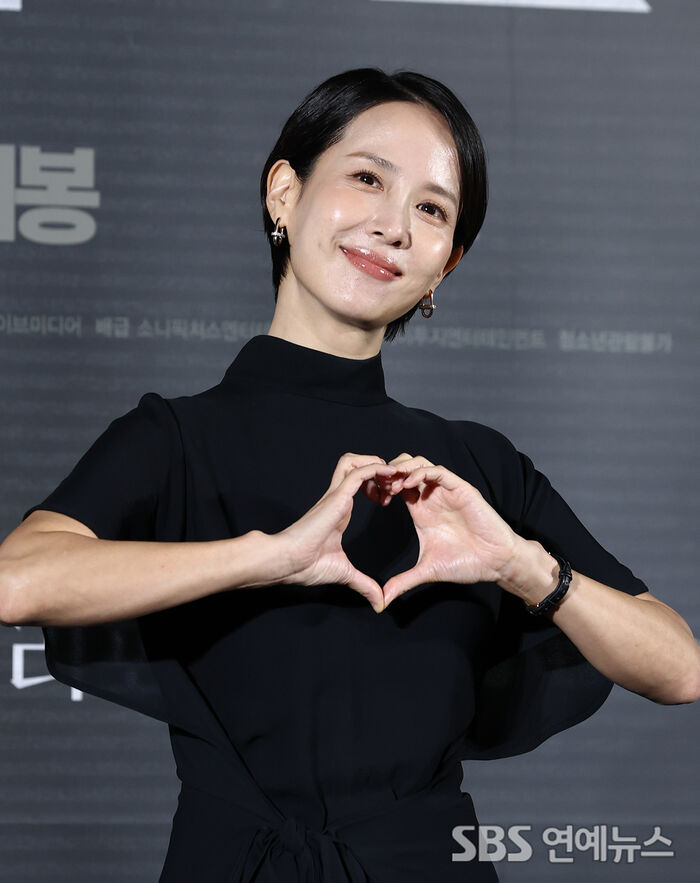 [E-Photo] Cho Yeojeong, 'Shining Brighter in Black with a Heart'