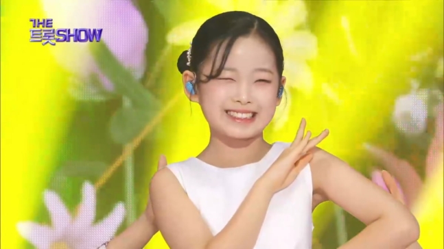 11세 트로트 가수 이수연, 광복절 기념 행사 애국가 제창…<!HS>진성<!HE>·한혜진과 함께 감동 무대