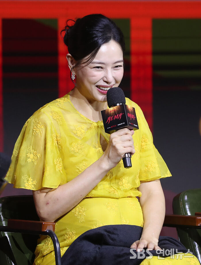 [E-Photo] Lee Hanee promotes 'Aema' ahead of her August birth.