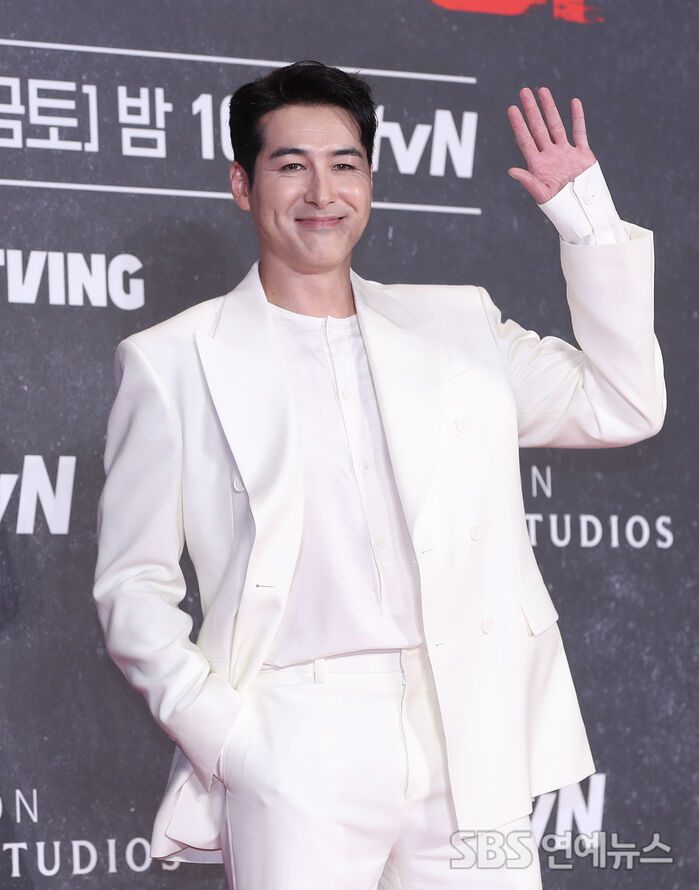 [E-Photo] Sean Richard Stuns in Dapper All-White Look