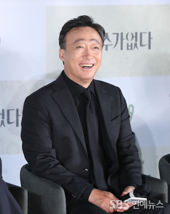 [E-Photo] Lee Sung-min Says He Chose 'No Other Choice' Because It's Park Chan-wook