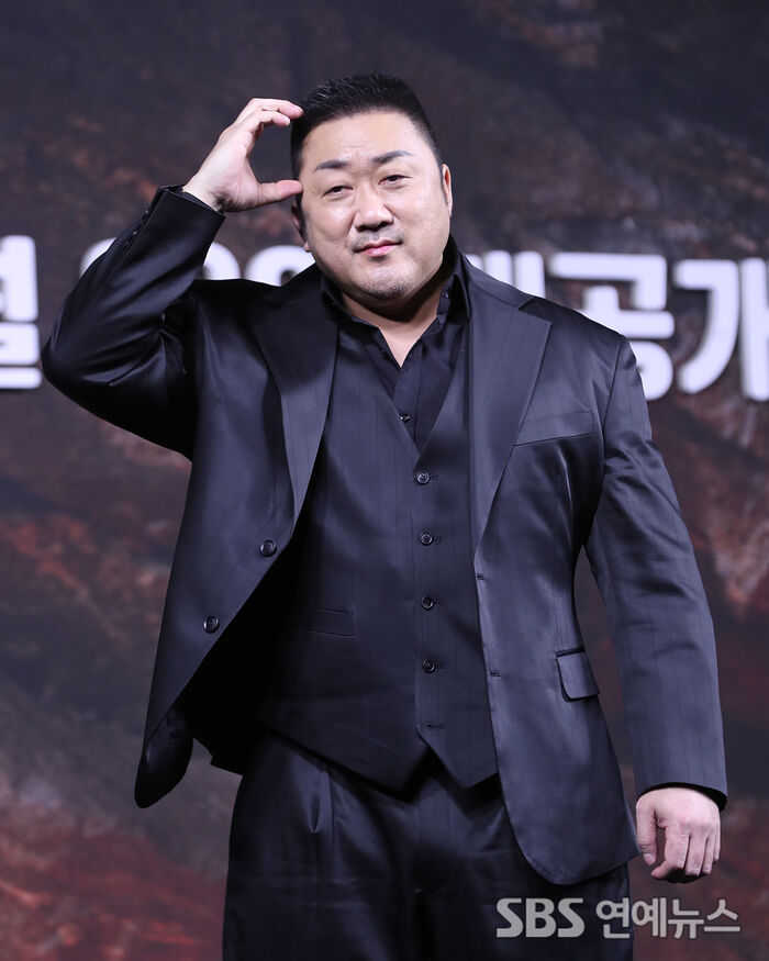 [E-Photo] Ma Dong-seok, the Zodiac’s Tiger, Flashes a Heart Pose