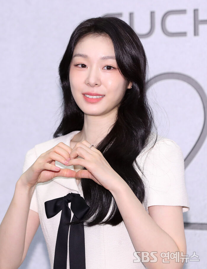 [E-Photo] Kim Yuna Strikes a Queenly Heart Pose