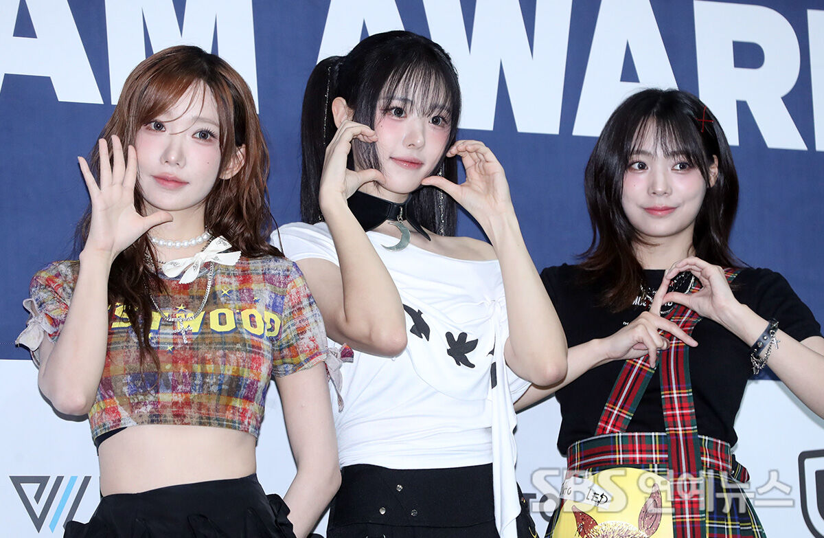 QWER Turns Heads at 2025 K-World Dream Awards