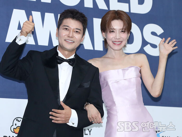 Jun Hyun-moo and Jang Do-yeon Light Up K-World Dream Awards Blue Carpet