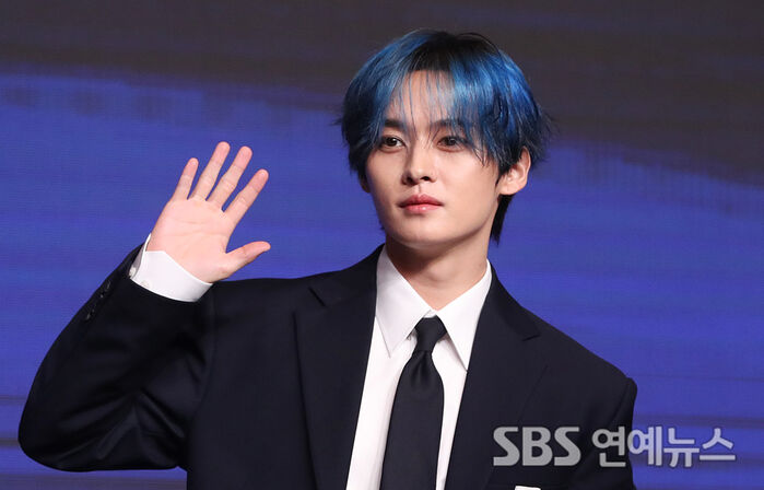 LEE KNOW Turns Heads With Blue Hair at Stray Kids' 'KARMA' Press Conference