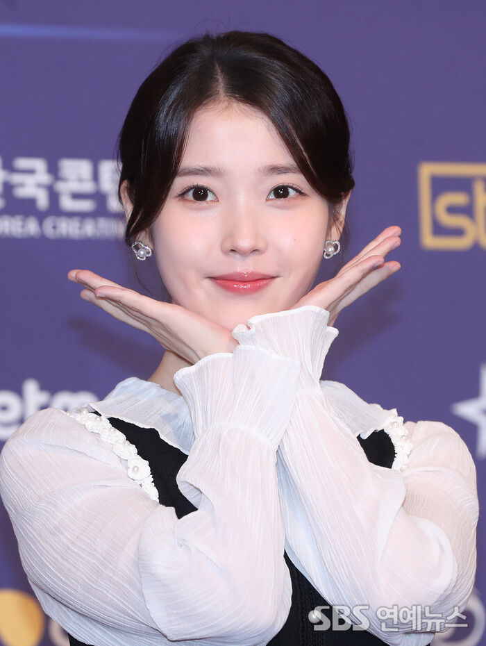 IU, 'Smiling brightly with a lovely pose'