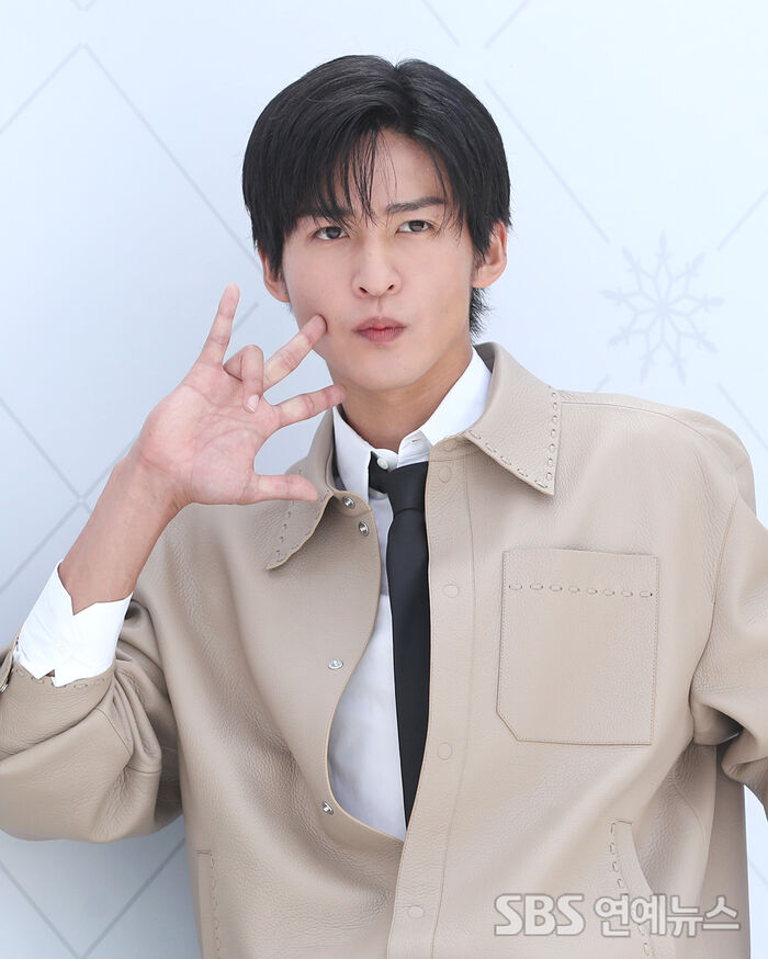 Meguro Ren Strikes His Signature Pose at Snow Man's Seoul Pop-Up