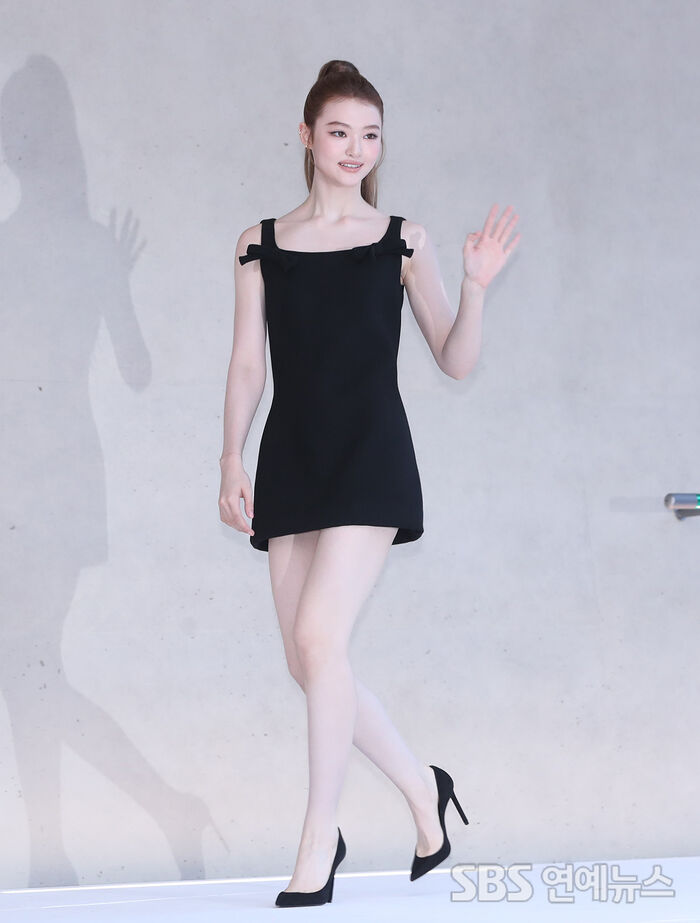 MEOVV's ELLA Greets Fans With a Wave at HAUS NOWHERE Seoul Opening
