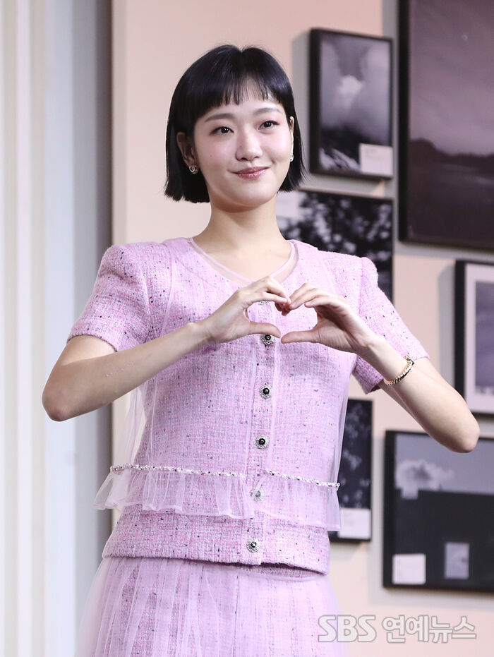 Kim Goeun Is Pretty in Pink, Flashes a Heart at Netflix’s ‘You and Everything Else’ Press Event