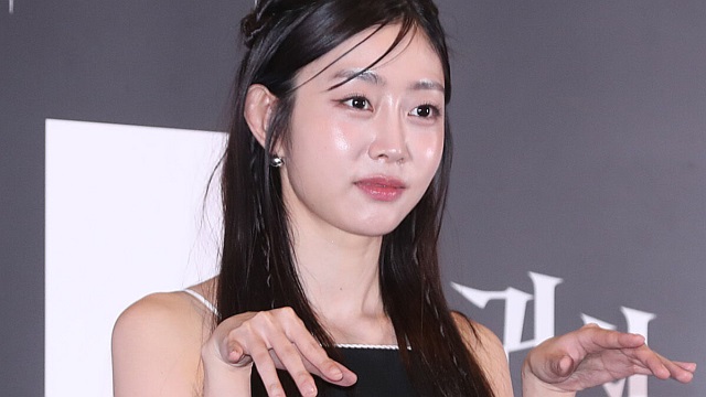 'The Cursed' Disbanded Lovelyz Seo Jisoo Makes Even a Ghost Pose Look Cute