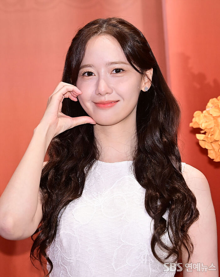 Yoona Shines at Sulwhasoo’s Seoul Flagship With a Picture-Perfect Heart