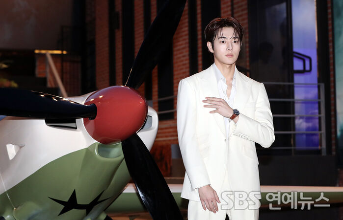Yoo Jung-hoo Looks Ready for Takeoff at Hamilton Photo Call
