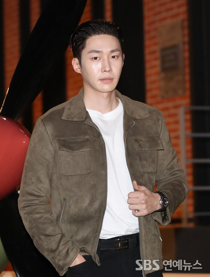 Moo Jin-sung Serves Intense Charisma at Hamilton Photo Call