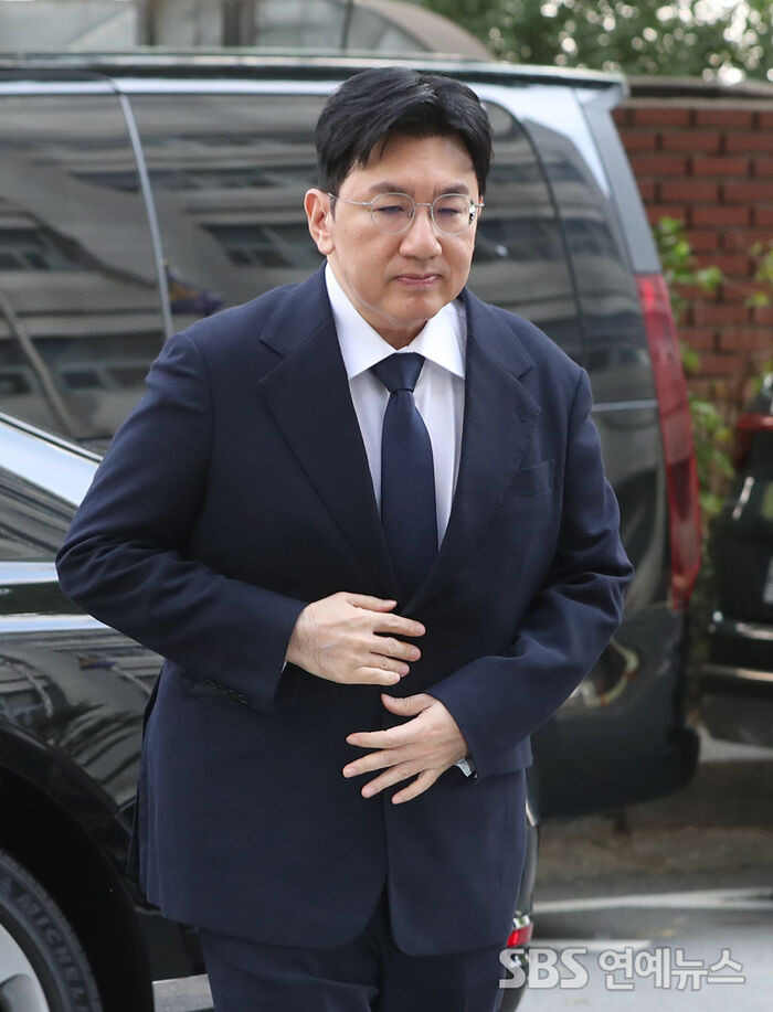 Police Seek Arrest Warrant for Bang Si-hyuk Over Alleged 190 Billion Won Illicit Profit