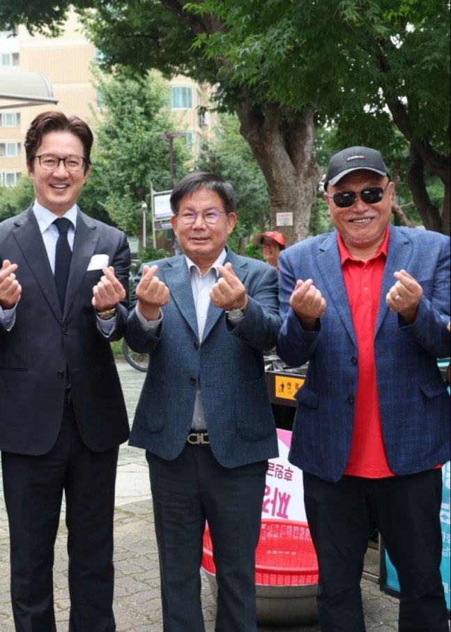 '서울시 명예시장 위촉' 정준호, 가수 김흥국과 마포구 봉사활동