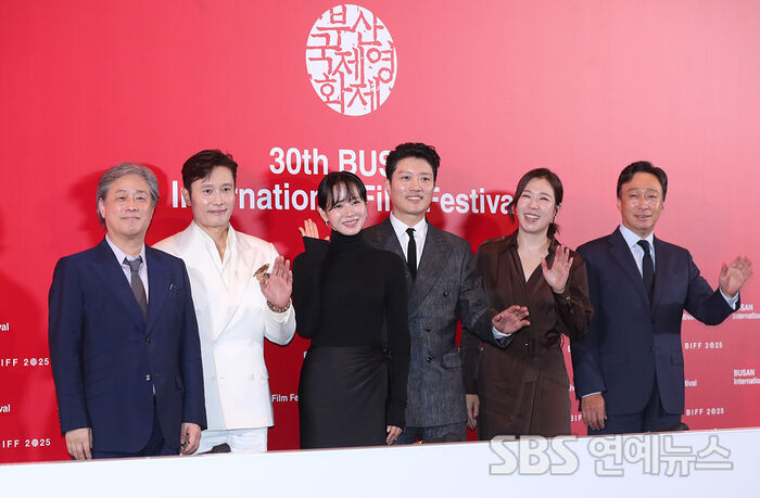 'No Other Choice' Cast and Director Hit Busan Opening Photo Call