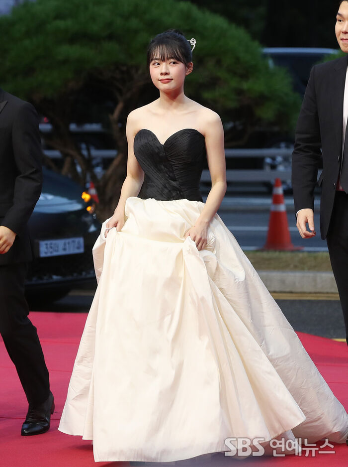 Lee Jae-in Stuns in Black-and-White Dress at BIFF Opening Night