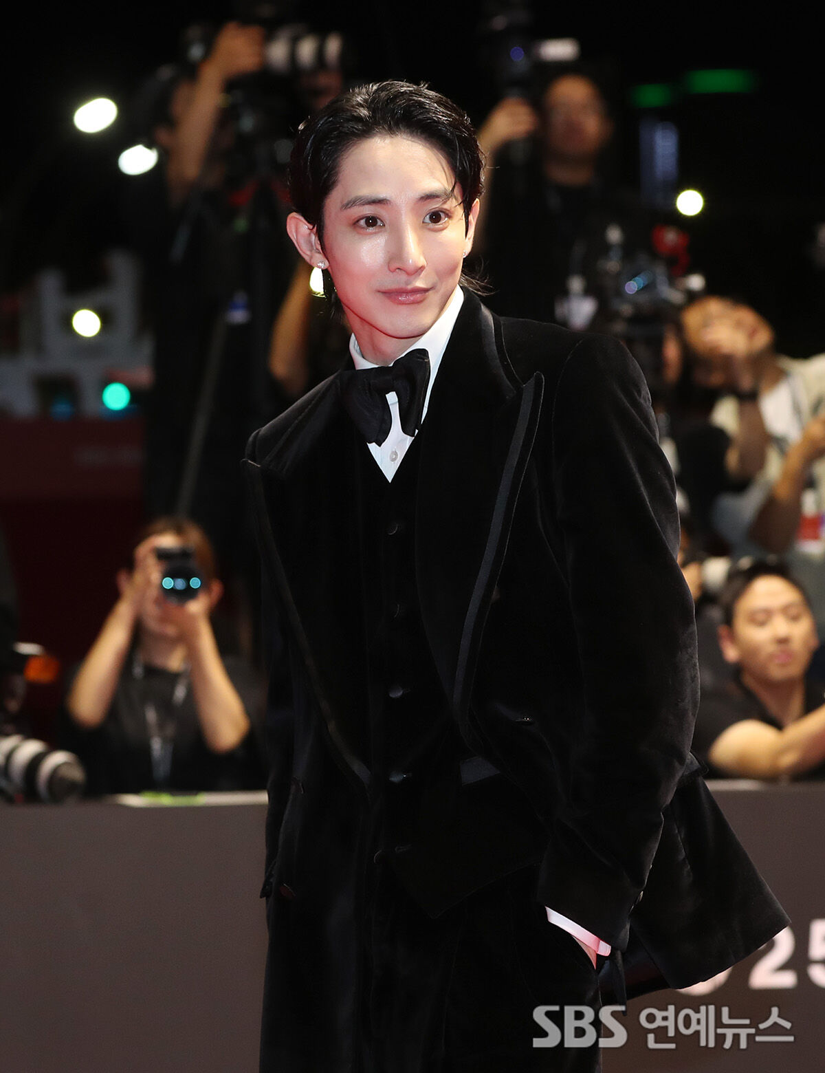 Lee Soo-hyuk Stuns in a Sharp Tux on the Busan Red Carpet