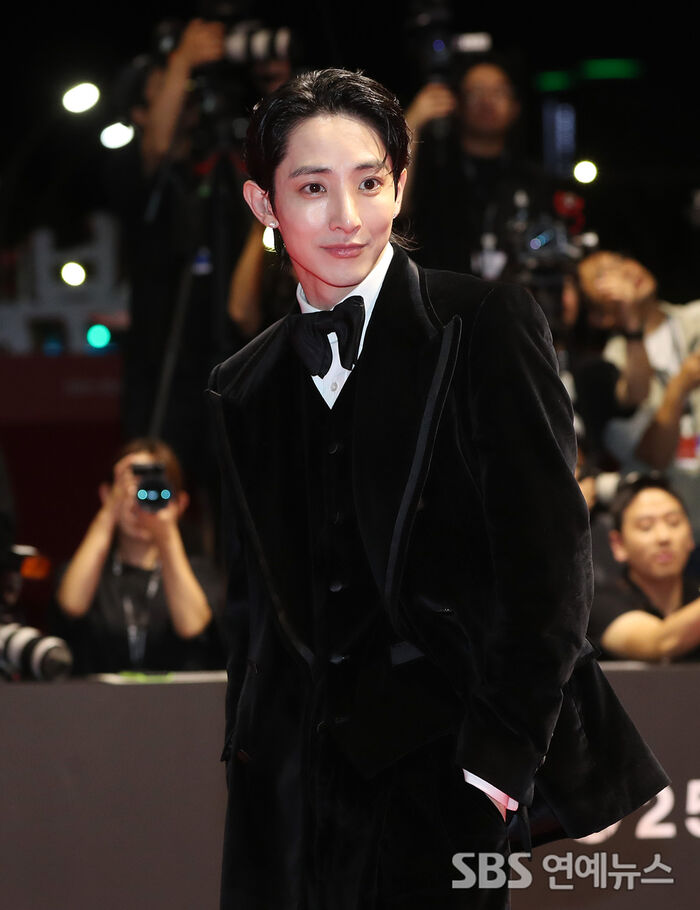 Lee Soo-hyuk Stuns in a Sharp Tux on the Busan Red Carpet