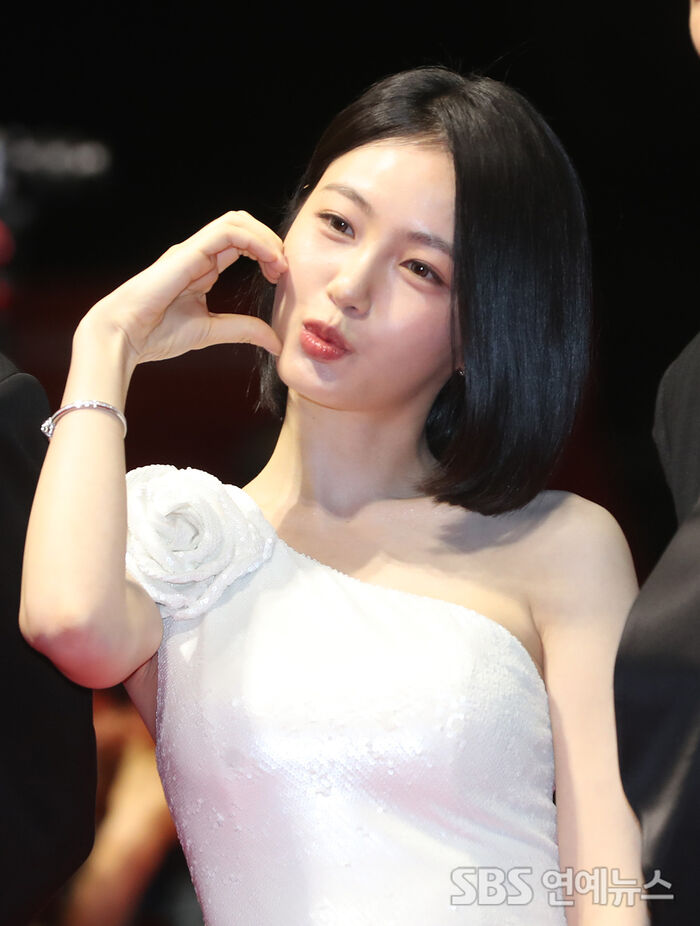 Shin Ye-eun Charms With Cheek-Heart Pose on Busan Red Carpet