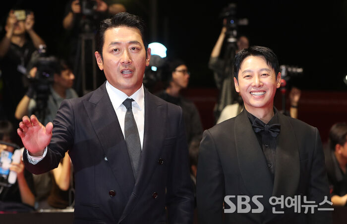 Ha Jung-woo, Kim Dong-wook Light Up BIFF Red Carpet as Director and Actor