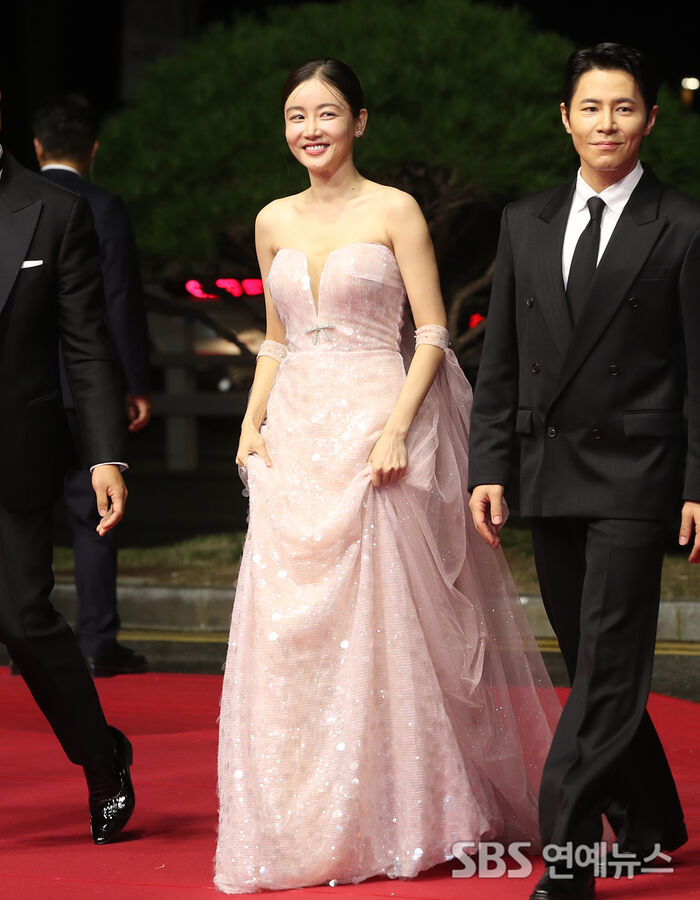 Hwang Woo-Seul-Hye Beams on the Busan Red Carpet
