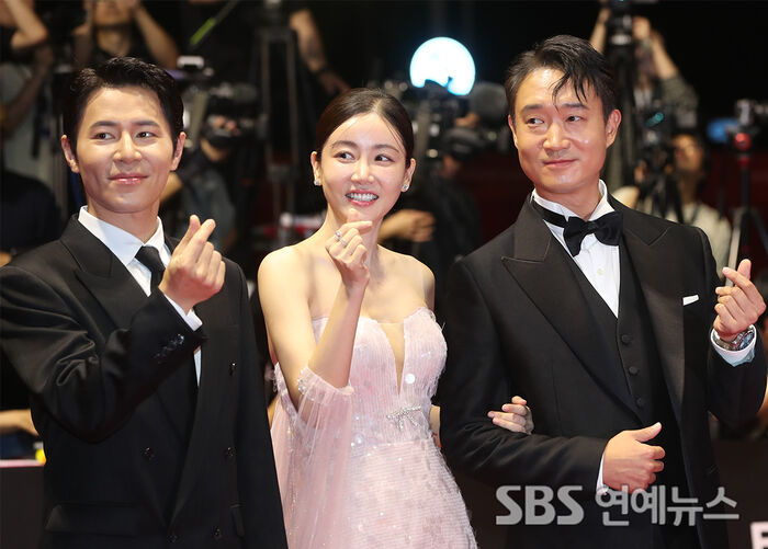 Lee Kyu-Hyung, Hwang Woo-Seul-Hye and Jo Woo-Jin Flash Heart Hands on BIFF Red Carpet