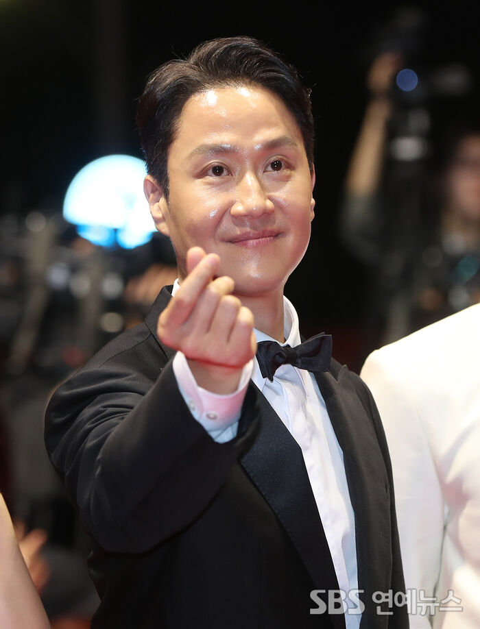 Jung Woo Sends Finger Hearts on Busan International Film Festival Red Carpet