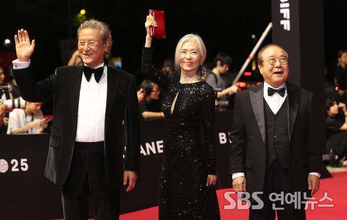 Park Geun-hyung, Ye Soo-jung and Jang Yong Lead 'People and Meat' on BIFF Red Carpet