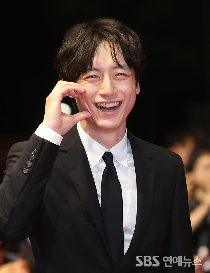 Kentaro Sakaguchi Flashes a Heart Sign on the Busan Red Carpet Amid Cheating Controversy