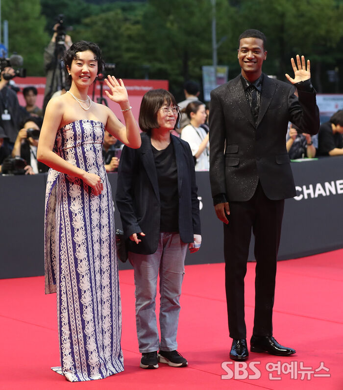 Lee Joo-young and Han Hyun-min Hit the BIFF Opening Night Red Carpet With Director Shin Su-won