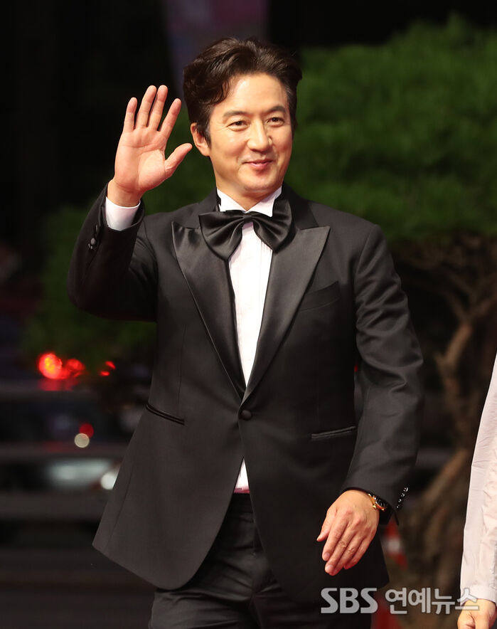 Jung Joon-ho Dazzles on the Busan International Film Festival Red Carpet
