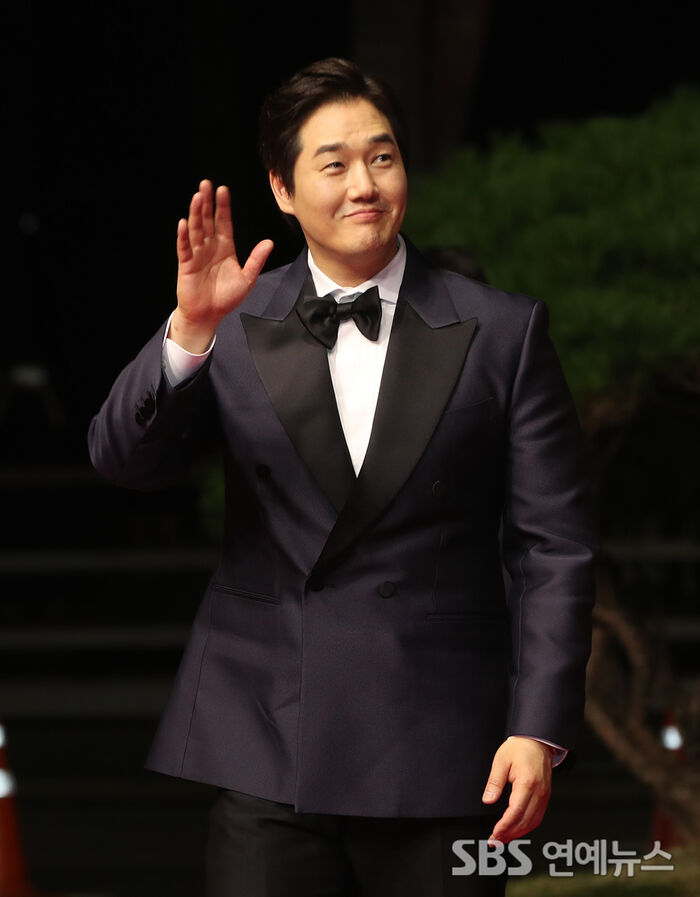 Yoo Ji-tae Turns Heads on the 30th BIFF Red Carpet