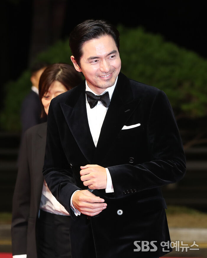 Lee Jin-wook Poses on the BIFF Opening-Night Red Carpet