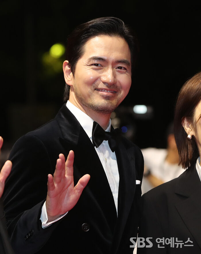 Lee Jin-wook's Charismatic Smile Lights Up the BIFF Red Carpet